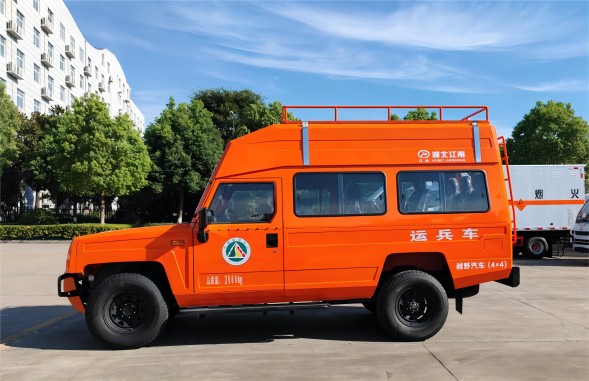 1706760149110294.jpg 北汽9座運(yùn)兵車03(1).jpg