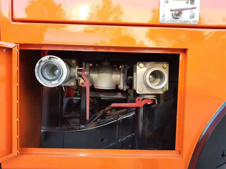 1724740115115531.jpg 五十鈴四驅(qū)皮卡供水車09.jpg